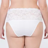 Bombacha blanca de encaje con tiro alto y puntilla elastizada.