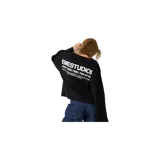 Remera de manga larga negra con cuello henley de tres botones y estampado tipográfico blanco en el pecho y la manga.