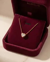 Collar de plata 925 con baño de oro y dije en forma de corazón con circonia central tipo punto de luz.