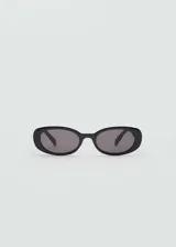 Gafas de sol ovaladas negras con protección UV total y filtro de categoría 3. Fabricadas con residuos post-industriales reciclados de procesos de fabricación de gafas de policarbonato.