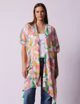 Kimono tejido con estampado floral multicolor y terminación de ruedo con borlas verdes.