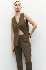 Pantalón de vestir color marrón con corte recto y costuras verticales en el frente.