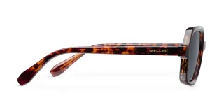 Lentes de sol con montura oversized de forma cuadrada y diseño carey. Cuentan con lentes polarizadas de color negro y protección UV400.