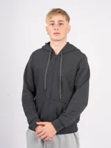 Campera deportiva unisex color beige, confeccionada en algodón con felpa, con capucha, cierre frontal y bolsillo tipo canguro.