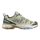 Championes de trekking Salomon modelo X Ultra 360 Edge, en color verde militar con detalles en negro, suela marrón y celeste. Cuentan con sistema de ajuste rápido de cordones y tecnología Advanced Chassis para mayor estabilidad y protección en exteriores.