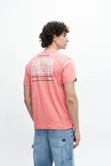 Remera color coral de algodón con estampa en la espalda con tipografía en color gris.