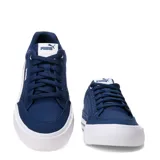Championes Puma modelo Court Classic Vulc, color azul marino con la clásica franja lateral de Puma en blanco y suela vulcanizada blanca con líneas azules.
