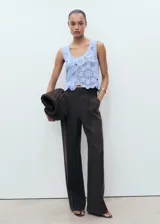 Top de crochet celeste con diseño floral, escote redondo y sin mangas.