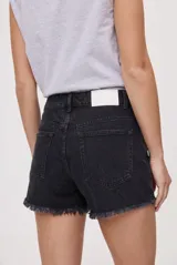 Short de denim negro de tiro alto, con diseño clásico de cinco bolsillos, cierre frontal con botón y ruedo desflecado.