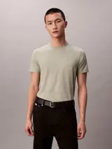 Remera de manga corta Calvin Klein con corte slim, cuello redondo y logo de la marca bordado en el pecho. Confeccionada en tejido elástico de algodón.