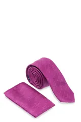 Corbatín con pañuelo de bolsillo color fucsia con microestampado de líneas blancas.