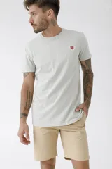 Remera celeste de corte clásico con cuello redondo y manga corta. Estampado pequeño en el pecho.