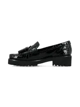 Mocasín de cuero charol negro con textura de cocodrilo, suela track robusta, antifaz y detalle de flecos en el empeine.
