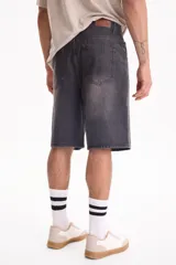 Bermuda de jean de algodón estilo baggy color negro.
