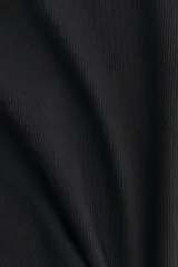 Remera negra de punto acanalado con cuello redondo y mangas cortas.