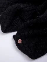 Cuello tejido color beige con textura de panal.