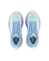 Championes Hoka Bondi 8 color celeste con detalles en lila y blanco.