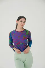 Remera de mangas largas con estampado de hortensias en tonos azul, verde y violeta.