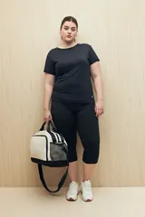 Remera color lila de manga corta, corte ajustado y cuello redondo.