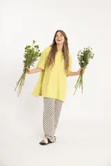 Remerón verde con cuello redondo y mangas cortas, con tajos a los costados.