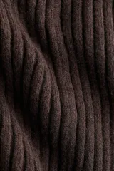 Vestido corto de punto acanalado color marrón oscuro, con cuello redondo, mangas largas y diseño entallado que se abre ligeramente en la falda.