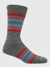 Media de tejido grueso con diseño de rayas horizontales en tonos rojos y azules sobre base gris jaspeada.