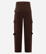 Pantalón recto de jeans color marrón con bolsillos cargo laterales.