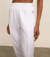 Pantalón jogger color borgoña, confeccionado en microfibra, con cintura elástica y frisos laterales.