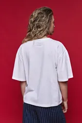 Remera boxy fit blanca de algodón, con silueta amplia y relajada, hombros caídos y mangas amplias.