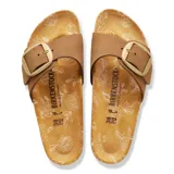 Sandalias Birkenstock modelo Madrid Big Buckle, color tostado, con una sola tira ancha ajustable mediante una hebilla metálica grande en tono dorado. Presenta plantilla de corcho con estampado floral lineal y suela de goma negra.