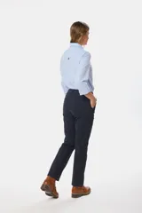 Pantalón recto de gabardina azul con spandex y elástico en la cintura.