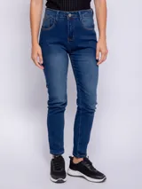 Pantalón chupín elastizado de tiro alto con botón metalizado.