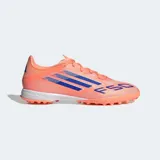 Championes de fútbol Adidas F50 League para pasto artificial, color naranja con tres franjas azules en el lateral y la inscripción "F50" en la puntera. Cuentan con mediasuela de EVA y suela de caucho con tacos bajos.
