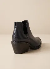 Botín de cuero vacuno color negro, con diseño de corte lateral y taco cuadrado de 5 cm. Presenta punta fina y suela de caucho antideslizante.