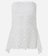Blusa strapless de encaje negro con escote recto y dobladillo asimétrico con puntas diferenciadas.