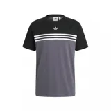 Remera Adidas de manga corta con diseño color block, presentando la parte superior en negro y la inferior en gris, separadas por tres franjas horizontales blancas. Incluye el logo del trébol de Adidas bordado en el centro del pecho.