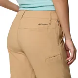 Pantalon de trekking convertible en short, color beige, con rodillas articuladas, bolsillos laterales y cierre de seguridad. Cuenta con tecnología de secado rápido y protección solar.