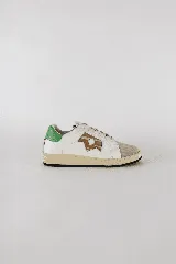 Championes de cuero color blanco con detalle de corona en animal print y talón verde. Cuentan con suela de caucho, lengüeta de gamuza y forro textil, con cierre mediante cordones al tono.