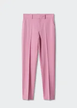 Pantalón de vestir de corte recto y tiro medio, confeccionado en tejido fluido. Cuenta con trabillas en la cintura, dos bolsillos laterales y dos bolsillos de ribete en la parte posterior.