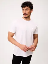 Remera de manga corta color azul, con cuello redondo y diseño clásico, confeccionada con un pequeño logo bordado en el pecho.