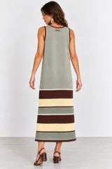 Vestido largo de punto sin mangas, color verde con bandas horizontales en marrón y amarillo, cuello redondo y tajo lateral en el dobladillo.