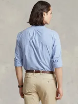 Camisa de hombre Polo Ralph Lauren, corte Custom Fit, confeccionada en popelina de algodón a cuadros celestes y blancos, con cuello abotonado y logo bordado en el pecho.