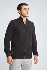 Campera tejida de punto acanalado en color bordó, con cuello alto y cierre frontal completo. Presenta mangas largas y un diseño de ajuste regular.