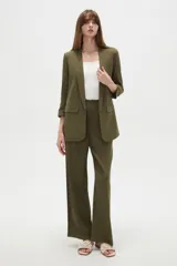 Blazer entallado de viscosa liso en color verde militar, con mangas tres cuartos y bolsillos frontales con solapa.