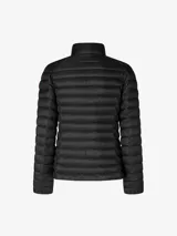 Campera acolchada Save The Duck modelo Carly, color verde militar, confeccionada en nylon y rellena con Plumtech. Cuenta con cuello alto, cierre bidireccional, bolsillos laterales con cierre y logo redondo de goma en la manga izquierda.