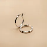 Aros tipo argolla de diseño bombé, confeccionados en plata 925 con acabado pulido brillante.