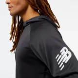 Buzo deportivo New Balance Tenacity Hoodie, color negro, con capucha y bolsillo tipo canguro. Logo de la marca estampado en la manga.