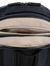 Mochila RKF de diseño funcional y resistente, confeccionada en poliéster reciclado impermeable. Cuenta con múltiples compartimentos con cierres a prueba de agua, incluyendo un espacio acolchado para laptop, bolsillos laterales, bolsillo superior para anteojos y organizador frontal. Posee espalda ergonómica acolchada, correas ajustables, cinta de pecho y detalle de parche con logo en cuero sintético.