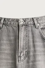 Jeans flare fit de denim negro, tiro medio, ajustados arriba y con botamanga acampanada. Cuentan con cinco bolsillos, lavado efecto gastado y bajo con acabado irregular. Cierre frontal con cremallera y botón.