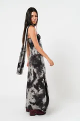 Vestido largo strapless con estampado batik en tonos grises y negros. Incluye una tira de tela que se puede usar como cuello halter. Tiene tajo en ambos costados.